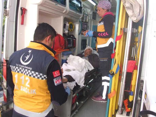 Evinin Çatısını Onaran Talihsiz Adamın Kafasına, Çivili Kalas Saplandı
