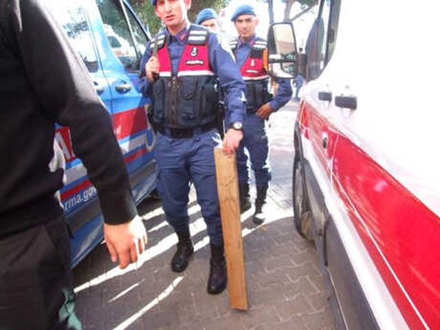 Evinin Çatısını Onaran Talihsiz Adamın Kafasına, Çivili Kalas Saplandı