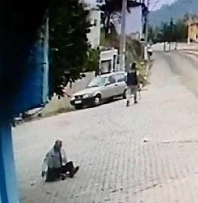 Pusu Kurdu, Yaşlı Adamı Mahalle Ortasında Öldüresiye Dövdü