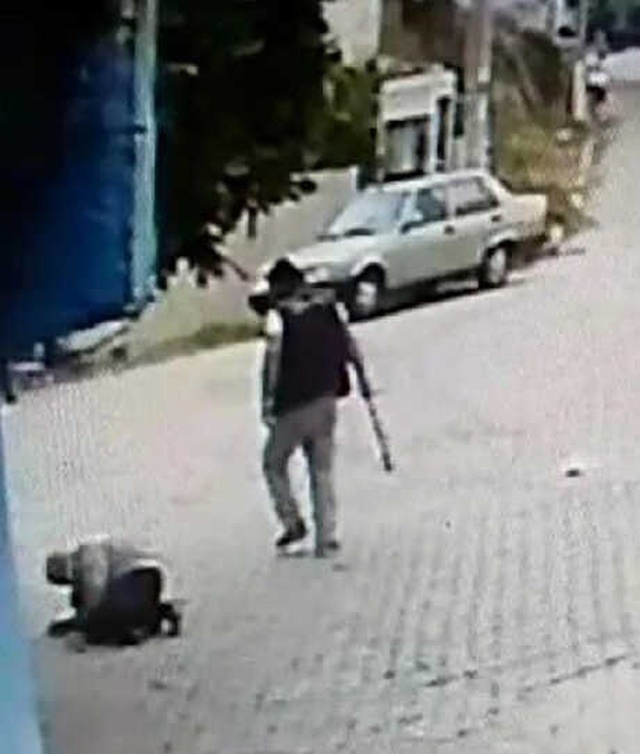 Pusu Kurdu, Yaşlı Adamı Mahalle Ortasında Öldüresiye Dövdü