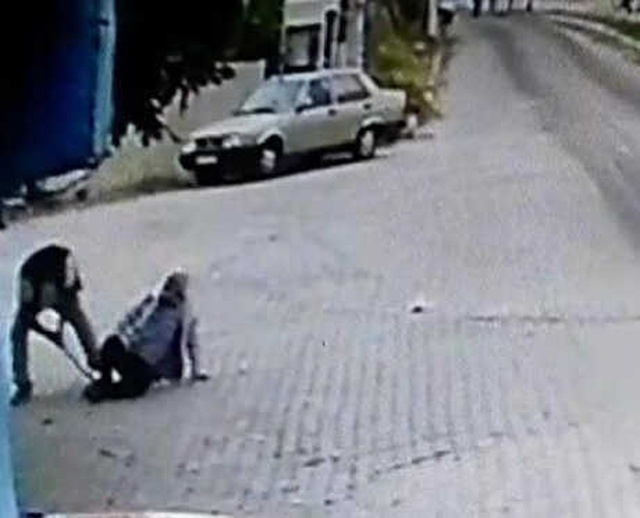 Pusu Kurdu, Yaşlı Adamı Mahalle Ortasında Öldüresiye Dövdü