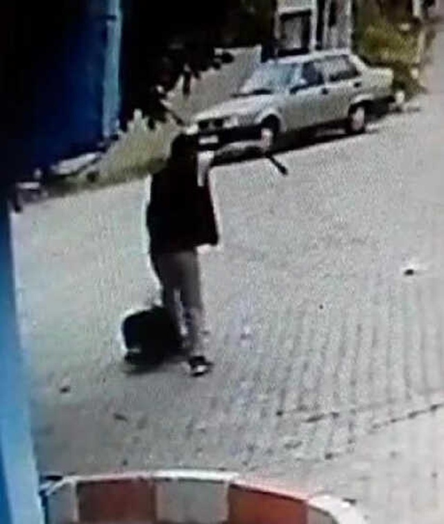 Pusu Kurdu, Yaşlı Adamı Mahalle Ortasında Öldüresiye Dövdü