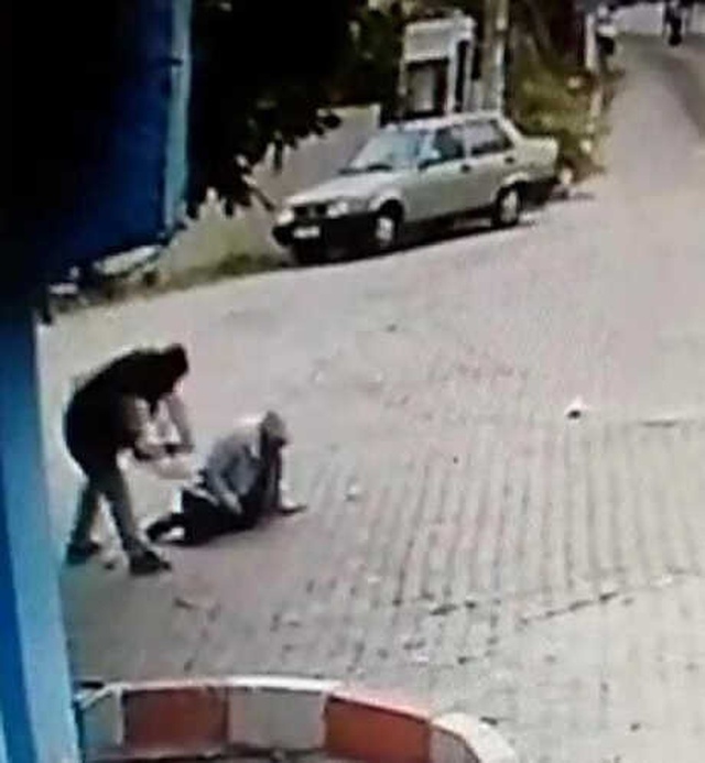 Pusu Kurdu, Yaşlı Adamı Mahalle Ortasında Öldüresiye Dövdü