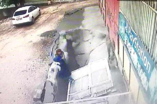 Diyarbakır'da Kaldırım Çöktü, Doktor ve Hemşire İçine Düştü! Dehşet Anları Kamerada