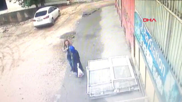 Diyarbakır'da Kaldırım Çöktü, Doktor ve Hemşire İçine Düştü! Dehşet Anları Kamerada