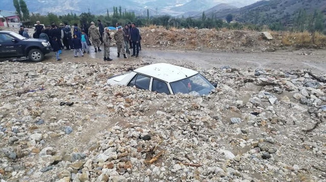 20 Dakikada Felaketi Yaşayan Adıyaman'da Otomobiller Toprağa Gömüldü