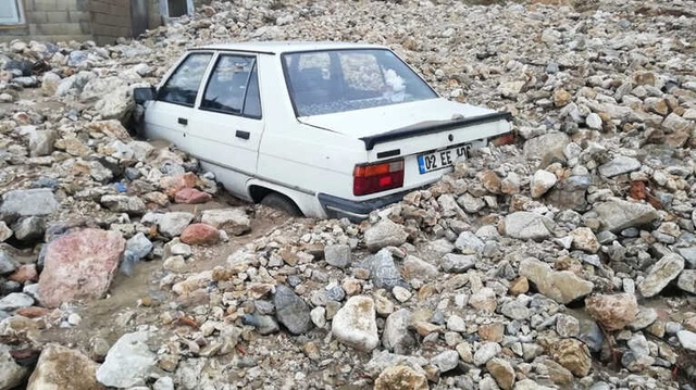 20 Dakikada Felaketi Yaşayan Adıyaman'da Otomobiller Toprağa Gömüldü