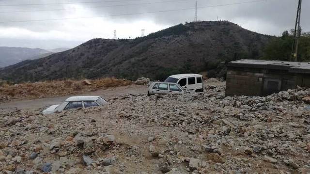 20 Dakikada Felaketi Yaşayan Adıyaman'da Otomobiller Toprağa Gömüldü