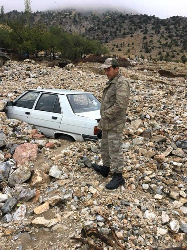 20 Dakikada Felaketi Yaşayan Adıyaman'da Otomobiller Toprağa Gömüldü