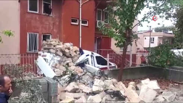 Adıyaman'da Fırtına Nedeniyle Caminin Minaresi Ambulansın Üzerine Devrildi