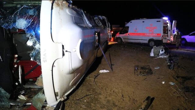 Son Dakika! Diyarbakır'da Yolcu Otobüsü Devrildi: Çok Sayıda Yaralı Var Diyarbakır'da Yolcu Otobüsü Devrildi! Ölü ve Çok Sayıda Yaralı Var