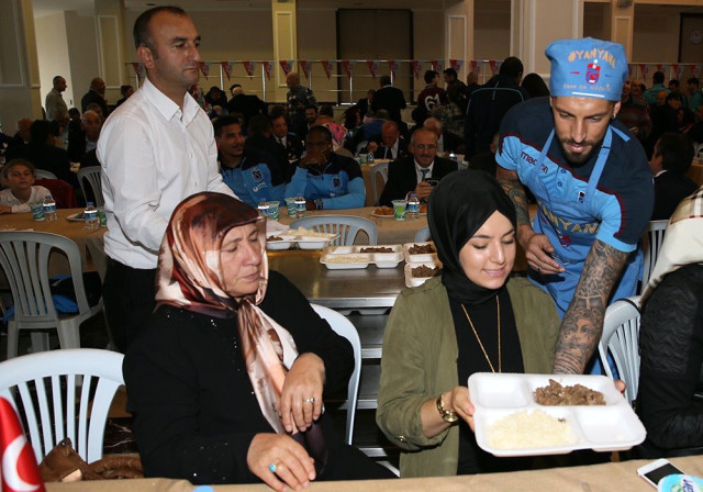 Trabzonsporlu Futbolcular, Birçok Derneğin Katıldığı Organizasyonda Yemek Servisi Yaptı