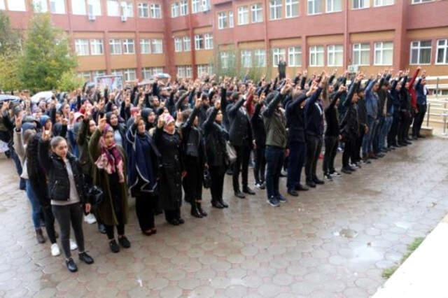 Üniversite Öğrencileri, Danıştay'ın Andımız Kararına Karşı Çıkanları Protesto Etti