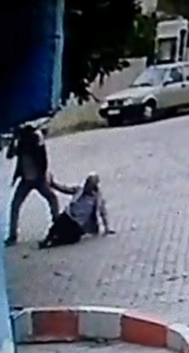Yaşlı Adamı Sokak Ortasında Demir Sopayla Öldüresiye Dövdü! Dehşet Anları Kamerada