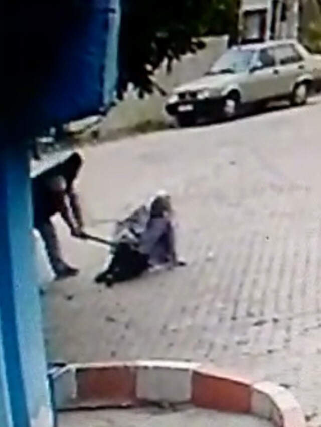 Yaşlı Adamı Sokak Ortasında Demir Sopayla Öldüresiye Dövdü! Dehşet Anları Kamerada