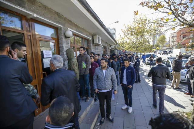 Bedelli Askerlik Başvurusu İçin 1 Kilometrelik Kuyruk Oluşturdular Bedelli Askerlik Başvurusu İçin 1 Kilometrelik Kuyruk Oluşturdular