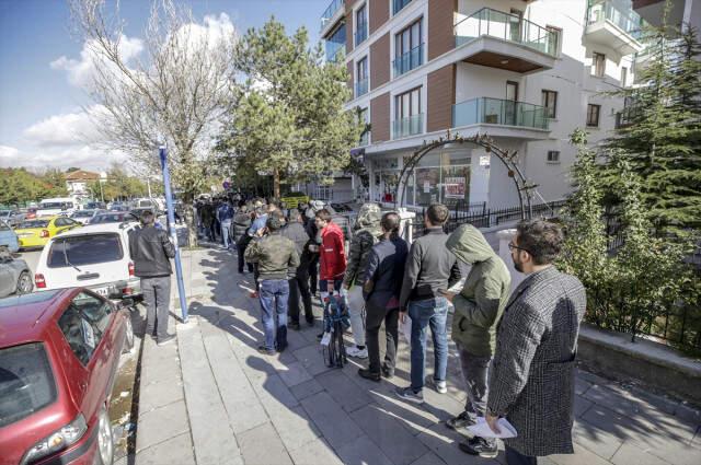 Bedelli Askerlik Başvurusu İçin 1 Kilometrelik Kuyruk Oluşturdular Bedelli Askerlik Başvurusu İçin 1 Kilometrelik Kuyruk Oluşturdular