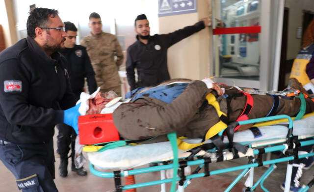 Canını Hiçe Sayıp Öğrencileri Kurtardı, Kendisi Kamyonun Altında Kaldı Canlarını Hiçe Sayan 2 Kişi, Öğrenciler İçin Kendilerini Kamyonun Önüne Attı