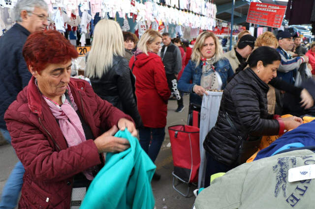 Edirne'de Sosyete Pazarı Esnafı Bulgar Müşterilerine Mini El Alışveriş Sözlüğü ile Satış Yapıyor Paraları Değer Kazanan Bulgarlar Edirne'deki Sosyete Pazarını İstila Etti