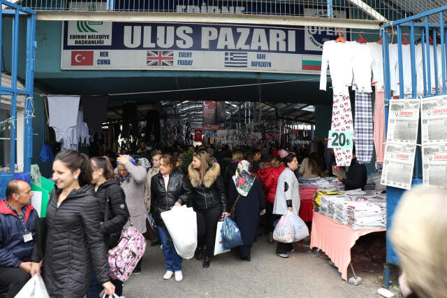 Edirne'de Sosyete Pazarı Esnafı Bulgar Müşterilerine Mini El Alışveriş Sözlüğü ile Satış Yapıyor Paraları Değer Kazanan Bulgarlar Edirne'deki Sosyete Pazarını İstila Etti