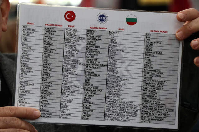 Edirne'de Sosyete Pazarı Esnafı Bulgar Müşterilerine Mini El Alışveriş Sözlüğü ile Satış Yapıyor Paraları Değer Kazanan Bulgarlar Edirne'deki Sosyete Pazarını İstila Etti