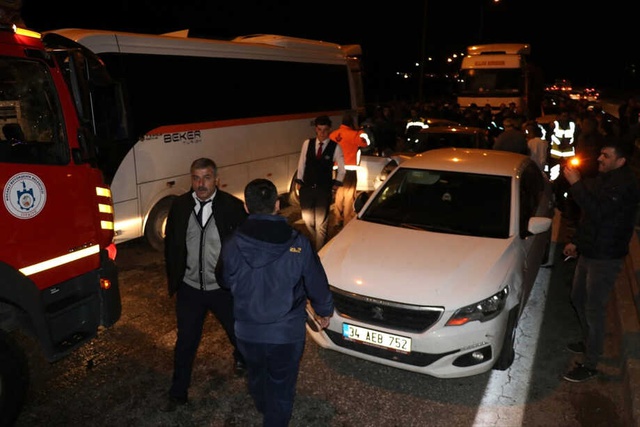 TEM Otoyolunda 10 Araçlı Zincirleme Kaza: 16 Kişi Yaralandı