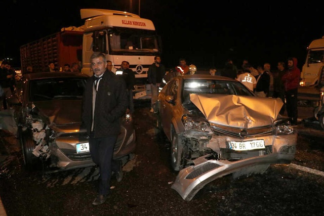 TEM Otoyolunda 10 Araçlı Zincirleme Kaza: 16 Kişi Yaralandı