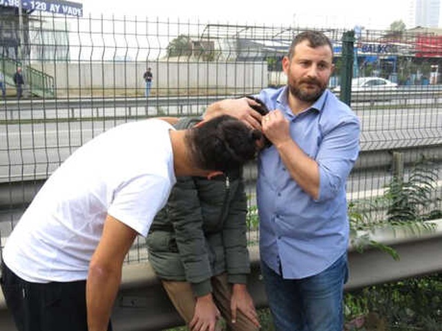 Köpeğine Otomobil Çarpan Genç, Gözyaşlarına Boğuldu