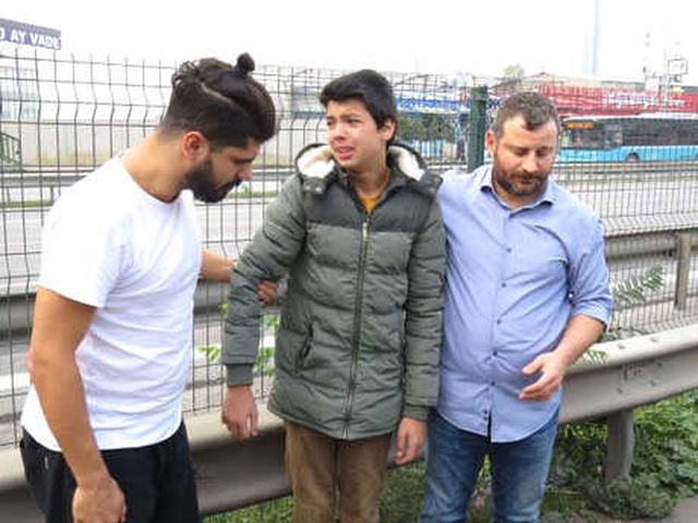 Köpeğine Otomobil Çarpan Genç, Gözyaşlarına Boğuldu