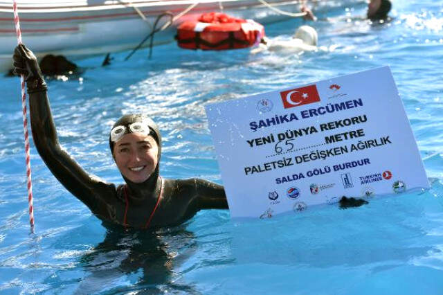Milli Sporcu Şahika Ercümen, Serbest Dalışta Dünya Rekoru Kırdı Milli Sporcu Şahika Ercümen, Serbest Dalışta Dünya Rekoru Kırdı