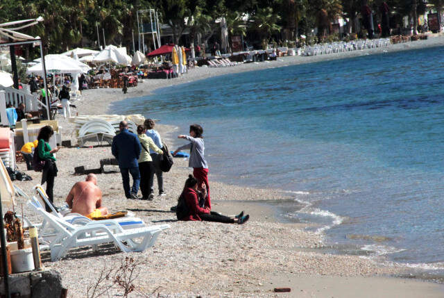 Sıcaklığın 20 Dereceyi Gördüğü Bodrum'da Vatandaşlar Sahile Akın Etti