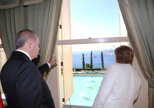 Cumhurbaşkanı Erdoğan, Merkel ve Putin ile İstanbul Boğazı'nı Seyretti Cumhurbaşkanı Erdoğan, Merkel ve Putin ile İstanbul Boğazı'nı Seyretti