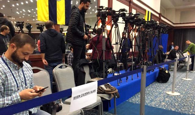 Fenerbahçe Divan Kurulunu Takip Eden Foto Muhabirleri, Salonu Terk Etti Fenerbahçe Divan Kurulunu Takip Eden Foto Muhabirleri, Önlerine Çekilen Şeritten Dolayı Salonu Terk Etti