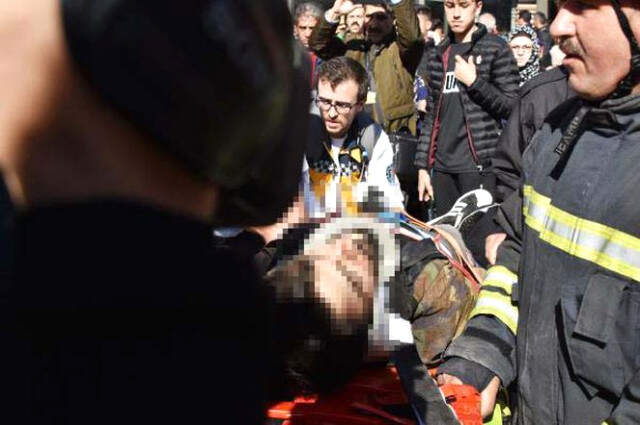 İş Merkezinin 42. Katından Atladı, Avm'nin Çatısına Düşerek Ağır Yaralandı İş Merkezinin 42. Katından Atladı, Avm'nin Çatısına Düşerek Ağır Yaralandı