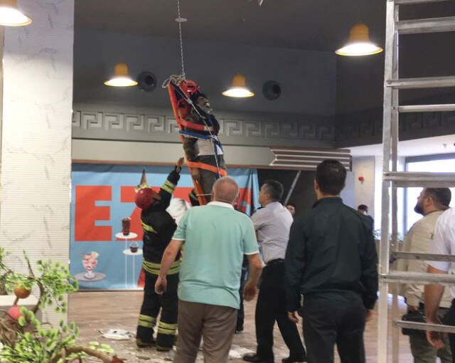 İş Merkezinin 42. Katından Atladı, Avm'nin Çatısına Düşerek Ağır Yaralandı İş Merkezinin 42. Katından Atladı, Avm'nin Çatısına Düşerek Ağır Yaralandı