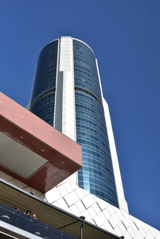 İş Merkezinin 42. Katından Atladı, Avm'nin Çatısına Düşerek Ağır Yaralandı İş Merkezinin 42. Katından Atladı, Avm'nin Çatısına Düşerek Ağır Yaralandı