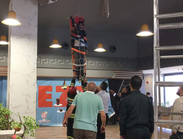 İş Merkezinin 42. Katından Atladı, Avm'nin Çatısına Düşerek Ağır Yaralandı İş Merkezinin 42. Katından Atladı, Avm'nin Çatısına Düşerek Ağır Yaralandı