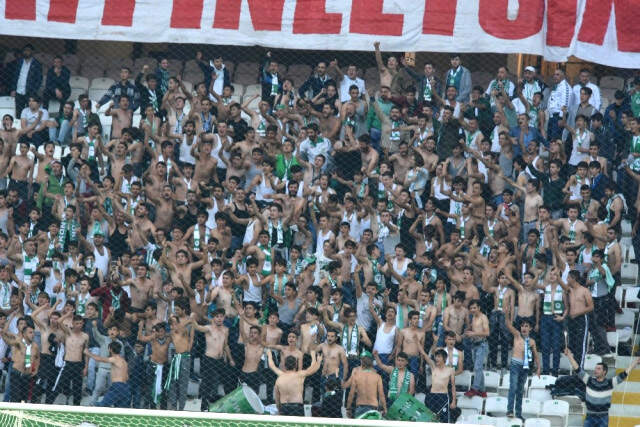 Konyasporlu Taraftarlar, Tunceli'de Şehit Olan Askerlere Anmak İçin Karşılaşmayı Çıplak İzledi Konyasporlu Taraftarlar, Tunceli'de Donarak Şehit Olan Askerleri Anmak İçin Karşılaşmayı Çıplak İzledi