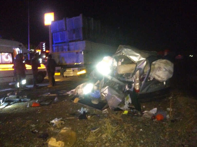 Otomobilin TIR'a Arkadan Çarptığı Kazada <a class='keyword-sd' href='/baba/' title='Baba'>Baba</a> ve 2 Kızı Can Verdi, Aynı Aileden 2 Kişi Yaralandı