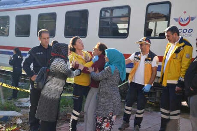 Yolcu Treninin Çarparak Hayattan Kopardığı Liseli Kızın Acılı Annesi Sinir Krizi Geçirdi