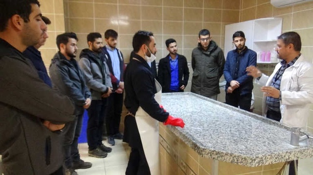 Üniversite Öğrencilerine Morgdaki Musalla Taşında Kefenleme ve Cenaze Yıkama Dersi Verildi