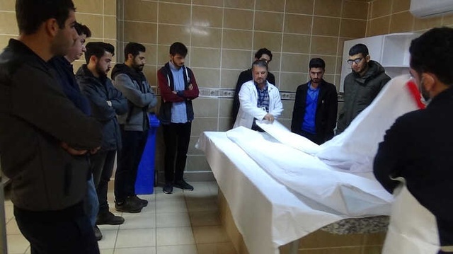 Üniversite Öğrencilerine Morgdaki Musalla Taşında Kefenleme ve Cenaze Yıkama Dersi Verildi