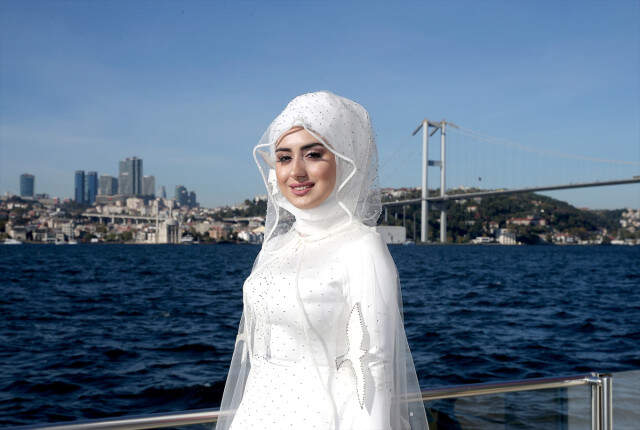 Ünlü Gelinlikçi, Yapımı İki Yıl Süren Gelinliği Tanıttı Ünlü Gelinlikçi, Yapımı İki Yıl Süren Gelinliği Tanıttı