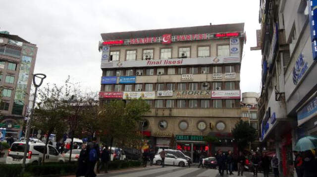 Binadaki İntihar Girişimlerinden Bıkan Yönetici, 'İntihar Etmek Tehlikeli ve Yasaktır' Diye Yazı Astı Binadaki İntihar Girişimlerinden Bıkan Yönetici İlginç Önlem: 'İntihar Etmek Tehlikeli ve Yasaktır' Diye Yazı Astı