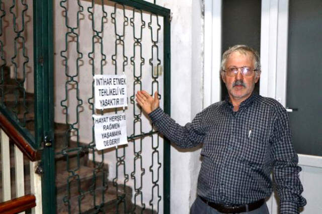Binadaki İntihar Girişimlerinden Bıkan Yönetici, 'İntihar Etmek Tehlikeli ve Yasaktır' Diye Yazı Astı Binadaki İntihar Girişimlerinden Bıkan Yönetici İlginç Önlem: 'İntihar Etmek Tehlikeli ve Yasaktır' Diye Yazı Astı