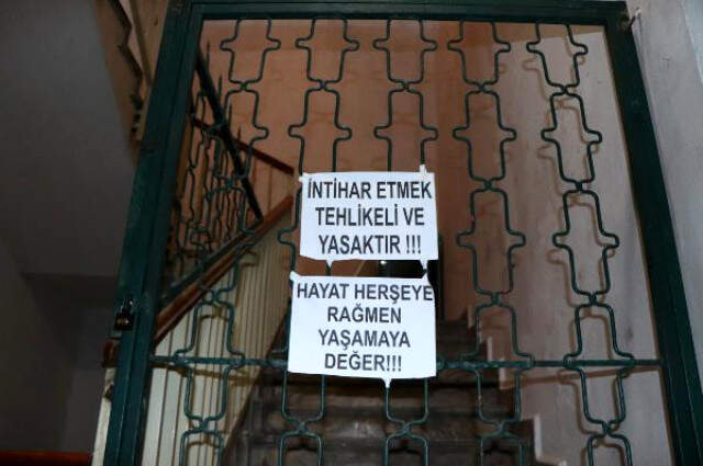 Binadaki İntihar Girişimlerinden Bıkan Yönetici, 'İntihar Etmek Tehlikeli ve Yasaktır' Diye Yazı Astı Binadaki İntihar Girişimlerinden Bıkan Yönetici İlginç Önlem: 'İntihar Etmek Tehlikeli ve Yasaktır' Diye Yazı Astı