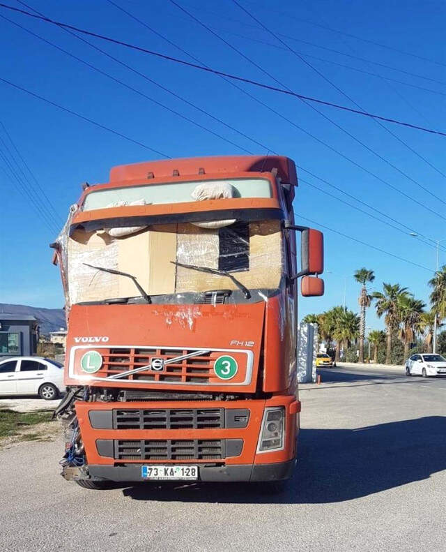 Bu Araçla Şehirler Arası Yolculuk Yaptı Camı Olmayan TIR'la Şehirler Arası Yolculuk Yaptı