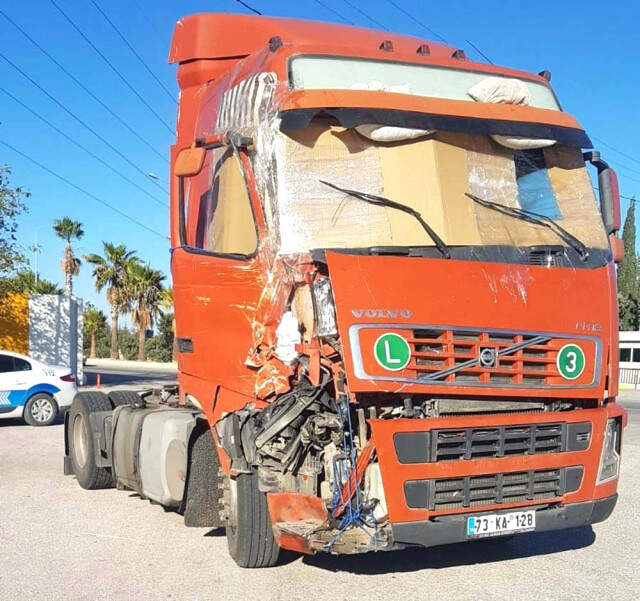 Bu Araçla Şehirler Arası Yolculuk Yaptı Camı Olmayan TIR'la Şehirler Arası Yolculuk Yaptı