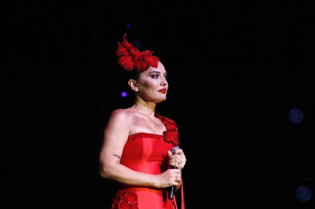 Tunceli'deki Şehitler İçin Gözyaşlarına Boğulan Demet Akalın, Konser Gelirini Mehmetçik Vakfına Bağışladı