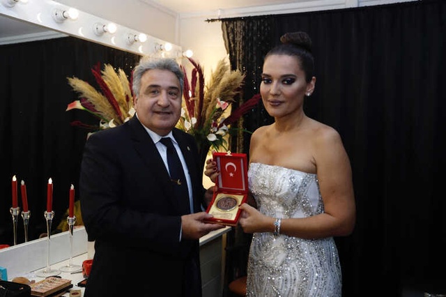 Tunceli'deki Şehitler İçin Gözyaşlarına Boğulan Demet Akalın, Konser Gelirini Mehmetçik Vakfına Bağışladı